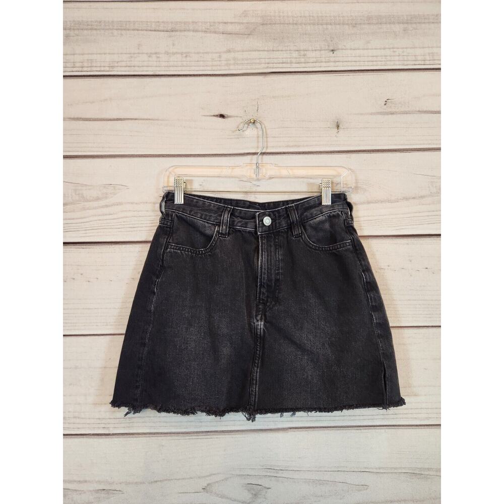 H&M Women's Denim Distressed Raw Hem Fringe Black A-Line Mini Skirt Size 4‎
